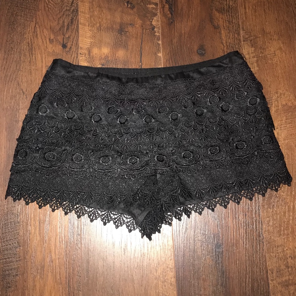 XTAREN Black embroidered Shorts